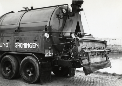 811724 Afbeelding van de achterzijde van een teersproeiwagen van de N.V. Aannemings- en Wegenbouwmaatschappij Gruno te ...